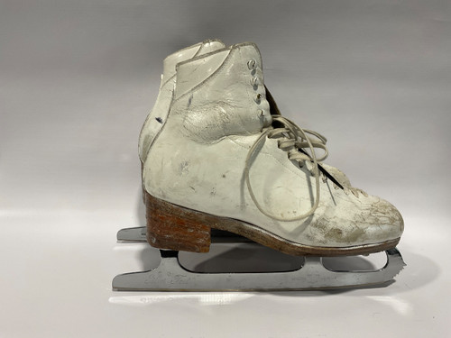 Vist Large View of Product Image Which is Used Girls Figure Skate White Youth 09.0