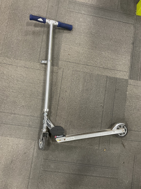 Vist Large View of Product Image Which is Used Razor 2 WHEEL SCOOTER Scooter Royal Blue
