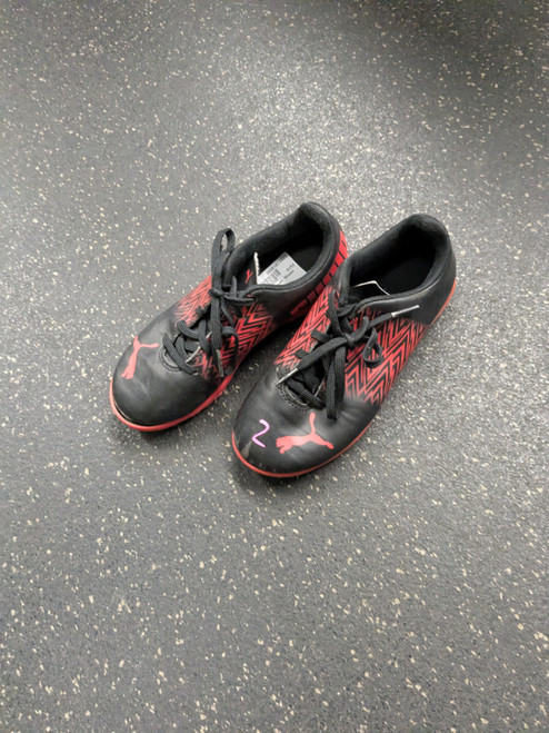 Vist Large View of Product Image Which is Used Puma Soccer Indoor Shoes None Junior 02