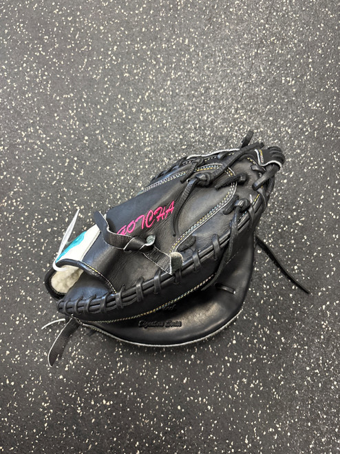 Vist Large View of Product Image Which is Used 44 PRO SIGNATURE SERIES BB/SB Catchers RH Throw Black 33 1/2"