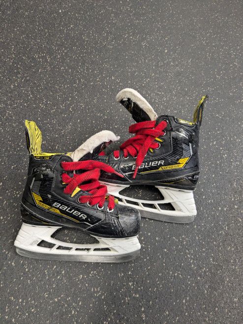 Vist Large View of Product Image Which is Used Bauer SUPREME IGNITE PRO Youth Hockey Skate Youth 11.0