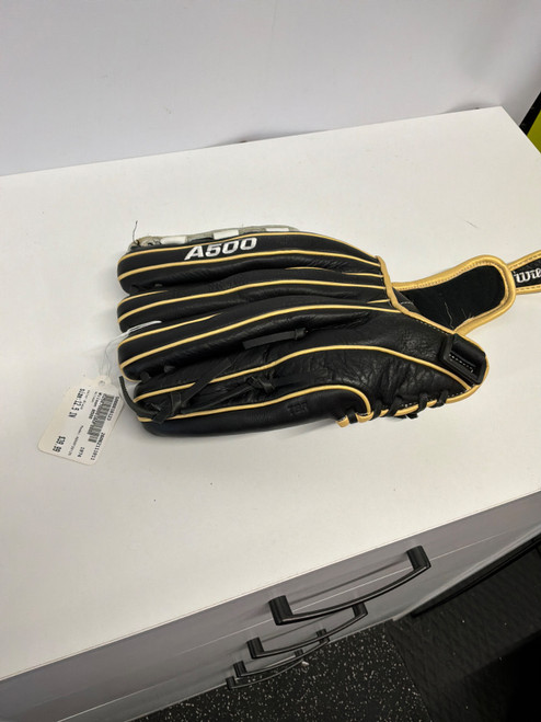 Vist Large View of Product Image Which is Used Wilson A05RF20125 BB/SB Glove RH Throw Black 12 1/2"