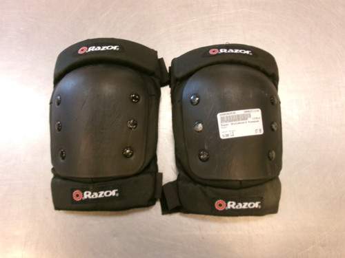 Vist Large View of Product Image Which is Used Razor Skateboard Kneepads Black LG