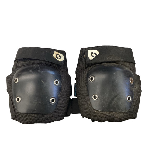 Vist Large View of Product Image Which is Used SIXSIXONE KNEE PADS Skateboard Kneepads Black LG