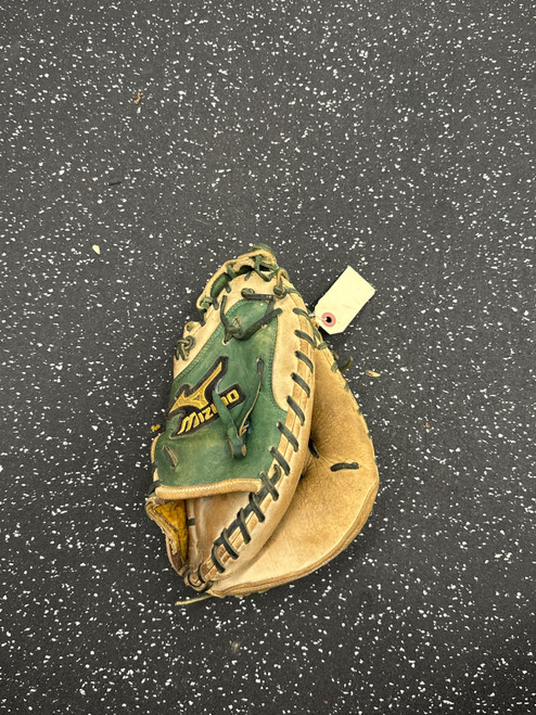 Vist Large View of Product Image Which is Used Mizuno CUSTOM BB/SB Catchers RH Throw Green 32"
