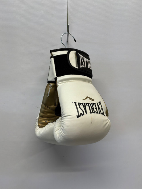 Vist Large View of Product Image Which is Used Everlast Boxing Gloves Gold MD