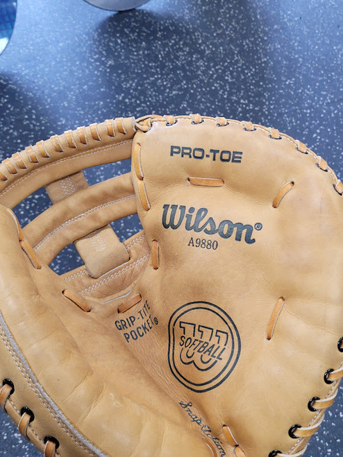 Vist Large View of Product Image Which is Used Wilson A9880 BB/SB Catchers RH Throw Brown 33"
