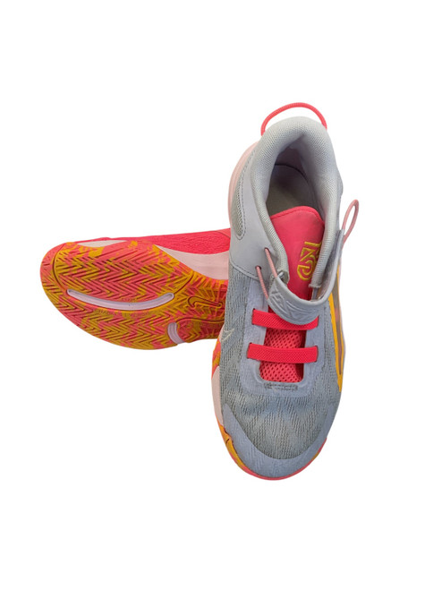 Vist Large View of Product Image Which is Used Nike Basketball Shoes Y Purple And Pink Junior 03