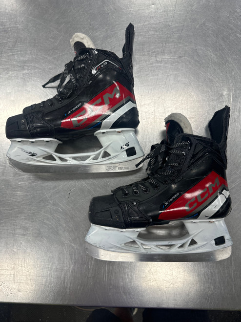 Vist Large View of Product Image Which is Used CCM JETSPEED FT670 Junior Hockey Skate Junior 04