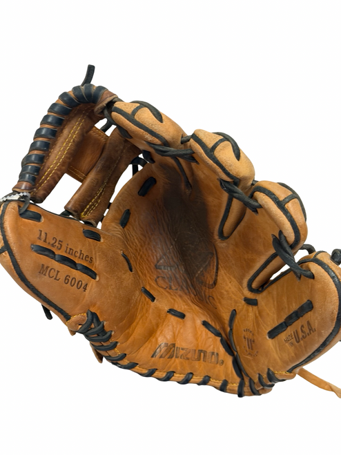 Vist Large View of Product Image Which is Used Mizuno CLASSIC MCL 6004 Leather Baseball Glove RH Throw Brown 11 1/4"