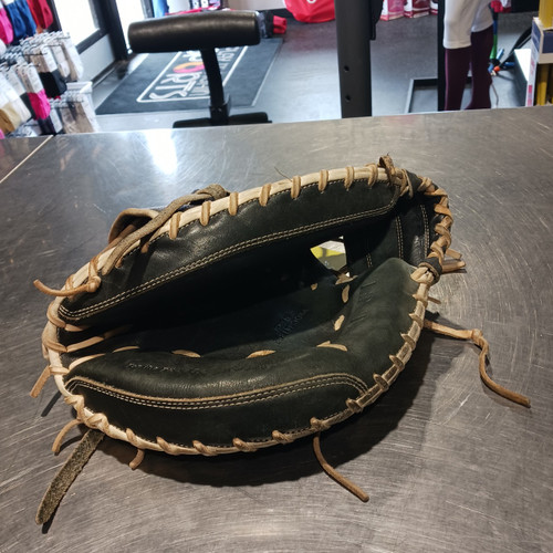 Vist Large View of Product Image Which is Used Wilson A2000 BB/SB Glove RH Throw Black 11 1/2"
