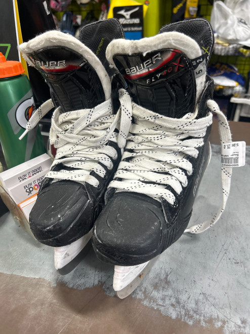 Vist Large View of Product Image Which is Used Bauer VAPOR FLY40 Intermediate Hockey Skate Intermediate 5.0