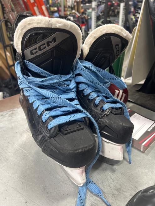 Vist Large View of Product Image Which is Used CCM JETSPEED FT675 Intermediate Hockey Skate Intermediate 4.0