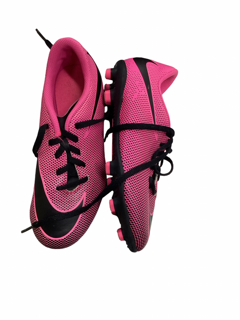 Vist Large View of Product Image Which is Used Nike Soccer Cleats Pink Junior 03.5