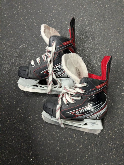 Vist Large View of Product Image Which is Used CCM FT480 Youth Hockey Skate Youth 09.0