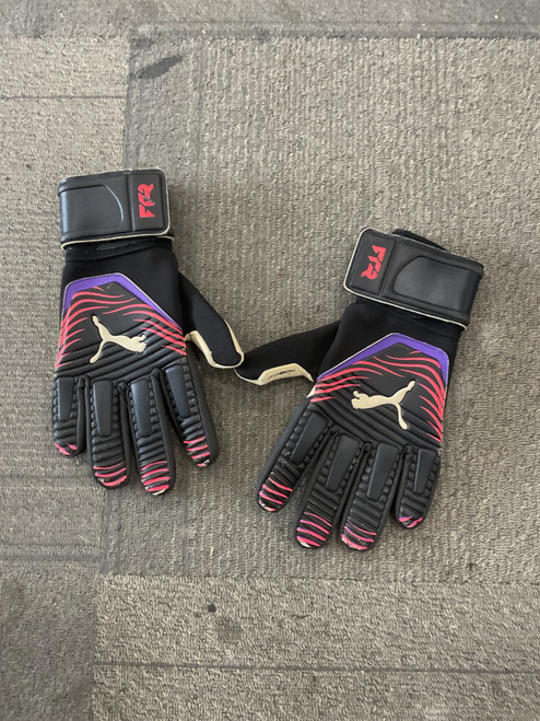 Vist Large View of Product Image Which is Used Puma FTR KEEPER GLOVES Soccer Goalie Gloves Black 9