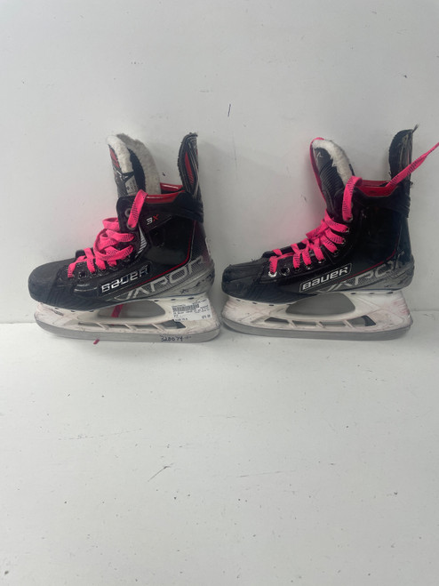 Vist Large View of Product Image Which is Used Bauer VAPOR 3X Intermediate Hockey Skate Intermediate 6.0