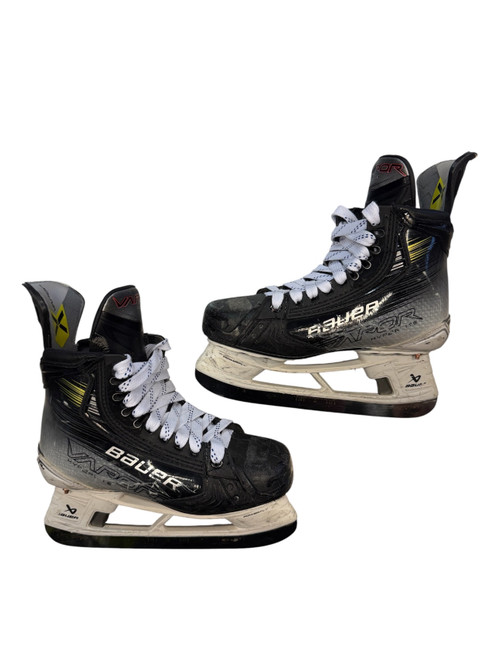 Vist Large View of Product Image Which is Used Bauer VAPOR HYPER LITE 2 Intermediate Hockey Skate Intermediate 5.0