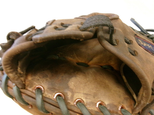 Vist Large View of Product Image Which is Used Spalding TWIN FLEX BB/SB Catchers RH Throw Brown 33 1/2"