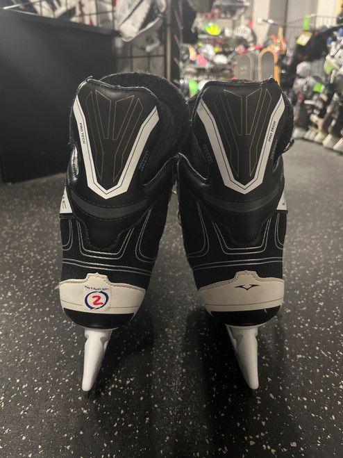 Vist Large View of Product Image Which is Used VIC HX1 Junior Hockey Skate Junior 02