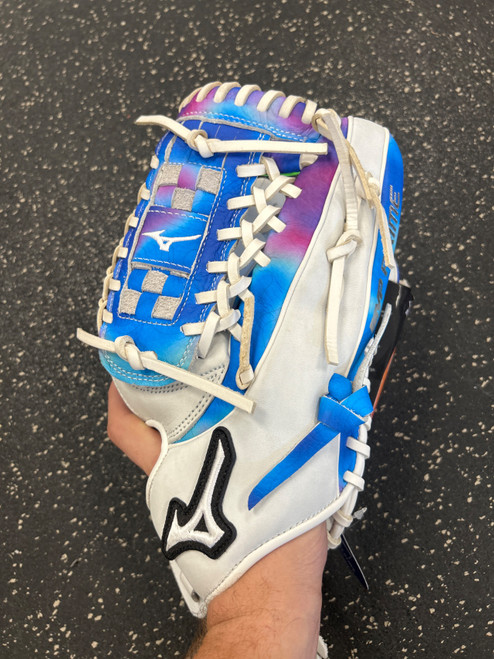 Vist Large View of Product Image Which is Used Mizuno GMVPF-10MP BB/SB Glove RH Throw White 12"