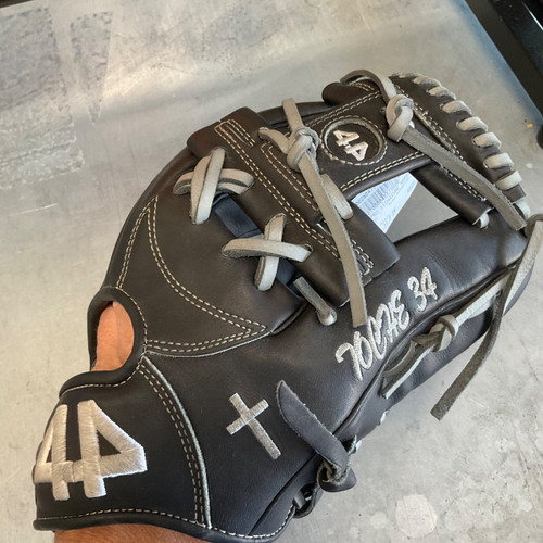 Vist Large View of Product Image Which is Used 44 PRO SIGNATURE SERIES BB/SB Glove RH Throw Black 11 1/2"