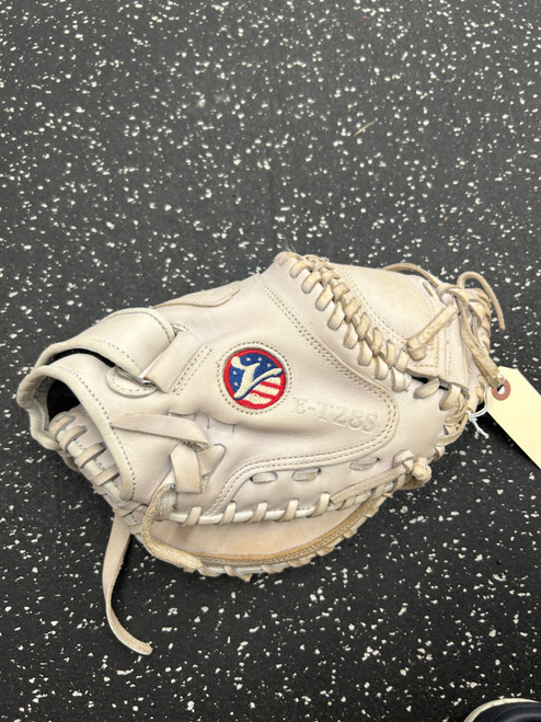 Vist Large View of Product Image Which is Used VALLE E-T28S BB/SB Catchers RH Throw Grey 28"