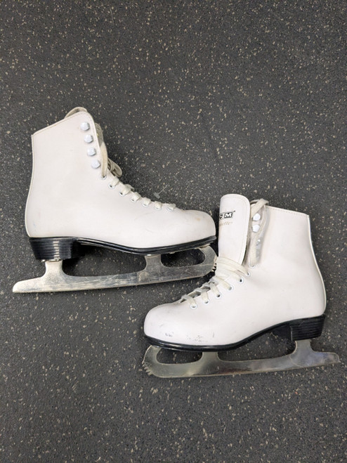 Vist Large View of Product Image Which is Used CCM PIROUTTE Girls Figure Skate White Junior 04