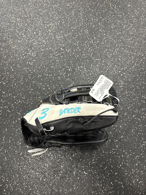 Vist Large View of Product Image Which is Used 44 PRO SIGNATURE SERIES BB/SB Glove RH Throw Black 12 3/4"