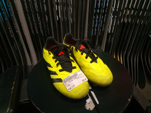 Vist Large View of Product Image Which is Used Adidas PREDATOR Soccer Cleats None Junior 01