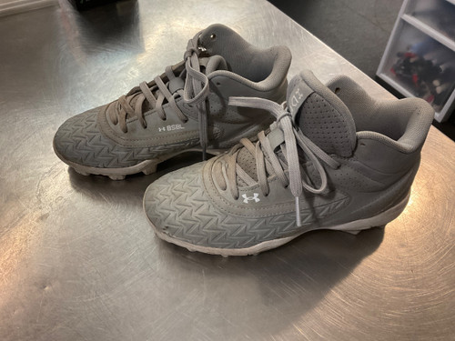 Vist Large View of Product Image Which is Used Under Armour 2 BB CLEATS BB/SB Cleats Grey Junior 02