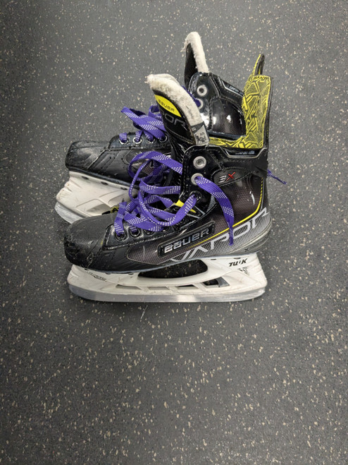 Vist Large View of Product Image Which is Used Bauer 3X Junior Hockey Skate Junior 02.5
