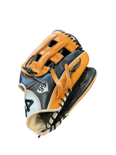 Vist Large View of Product Image Which is Used 44 PRO SIGNATURE SERIES BB/SB Glove RH Throw Black 12"
