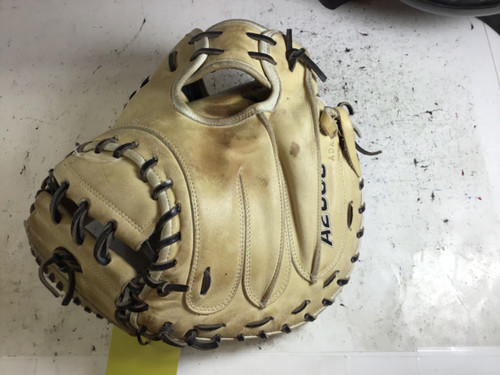 Vist Large View of Product Image Which is Used Wilson A2000 DPCM BB/SB Catchers RH Throw Beige 33"