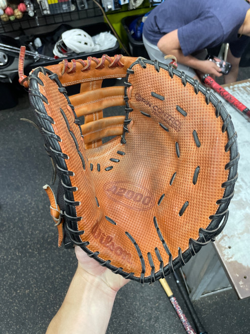 Vist Large View of Product Image Which is Used Wilson A2000 BB/SB First Base RH Throw Brown 12 1/2"