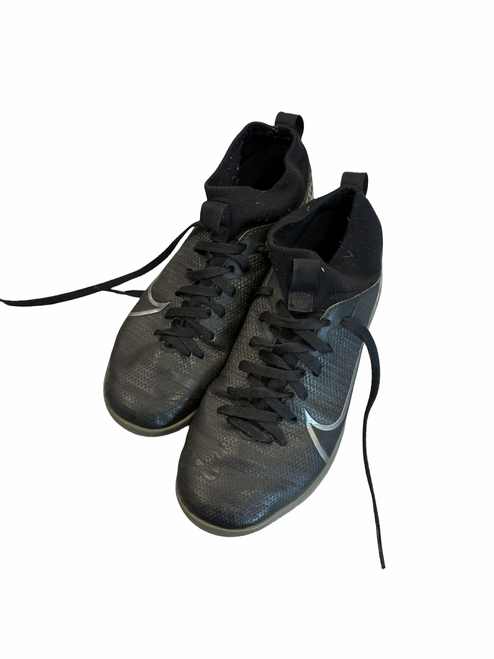 Vist Large View of Product Image Which is Used Nike Soccer Indoor Shoes Black Junior 04