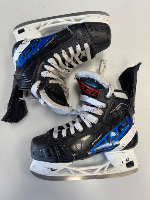 Vist Large View of Product Image Which is Used CCM FT680 Junior Hockey Skate Junior 03