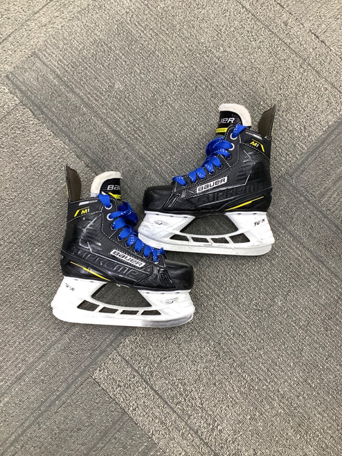 Vist Large View of Product Image Which is Used Bauer M1 Junior Hockey Skate Junior 01