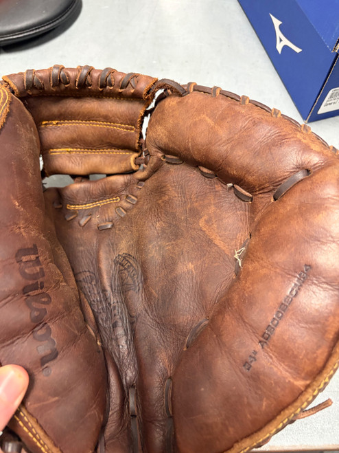 Vist Large View of Product Image Which is Used Wilson A800 BB/SB Catchers RH Throw Brown 34"