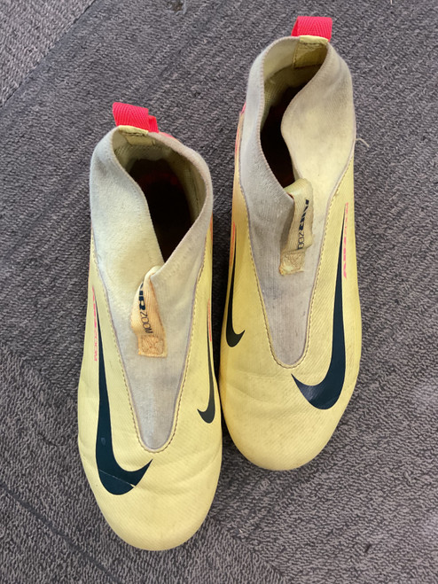Vist Large View of Product Image Which is Used Nike Soccer Cleats Yellow Junior 04
