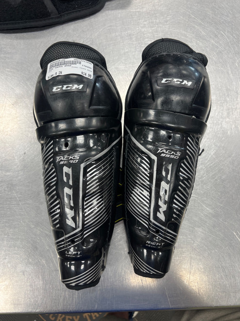 Vist Large View of Product Image Which is Used CCM TACKS 9550 Youth Shin Guards None 9"