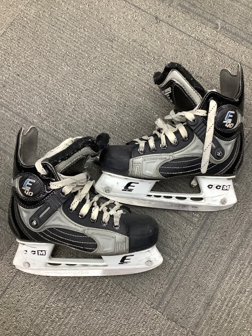 Vist Large View of Product Image Which is Used CCM E40 Junior Hockey Skate Junior 02