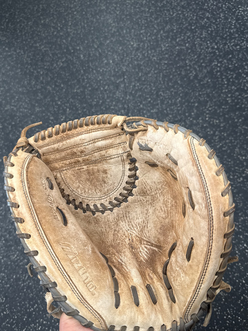 Vist Large View of Product Image Which is Used Mizuno GXS 50PF4W BB/SB Catchers RH Throw White 34"