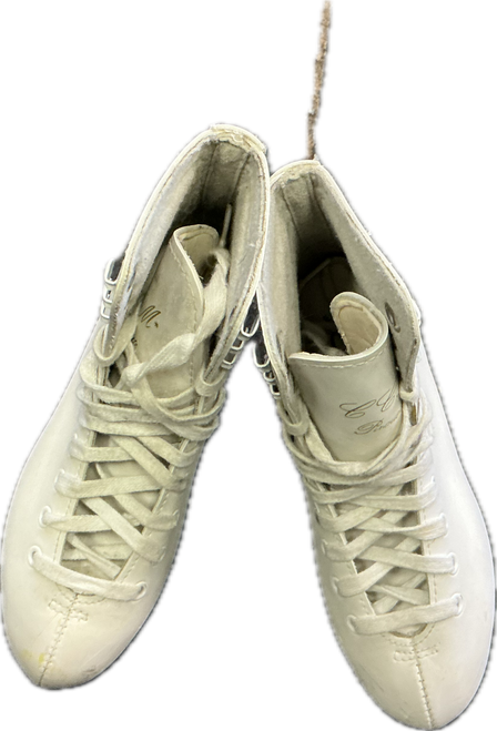 Vist Large View of Product Image Which is Used CCM PIROUETTE Girls Figure Skate White Junior 01