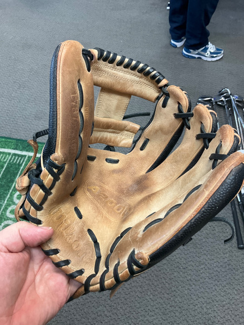 Vist Large View of Product Image Which is Used Wilson 1787 A2000 BB/SB Glove RH Throw Tan 11 3/4"