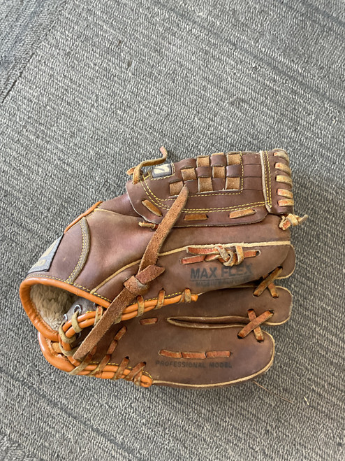 Vist Large View of Product Image Which is Used Mizuno MZ1022 BB/SB Glove RH Throw Brown 10"