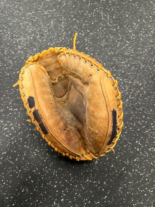 Vist Large View of Product Image Which is Used Wilson THE A2403 BB/SB Catchers RH Throw Brown 33"