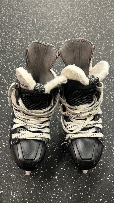 Vist Large View of Product Image Which is Used Bauer NEXUS 5000 Junior Hockey Skate Junior 02.5