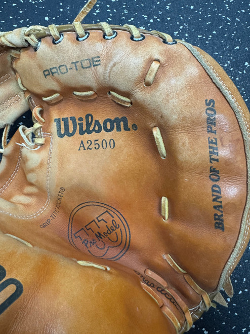 Vist Large View of Product Image Which is Used Wilson A2500 BB/SB Catchers RH Throw Brown 30"