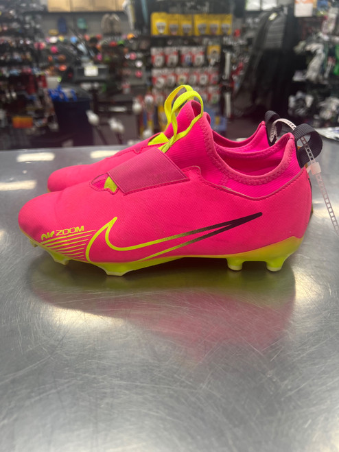 Vist Large View of Product Image Which is Used Nike Soccer Cleats Pink Junior 05.5